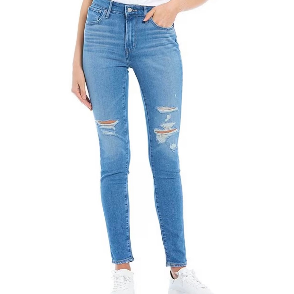 Like new..EUC! Levi’s 721 High Rise Distressed Knee Skinny Jean